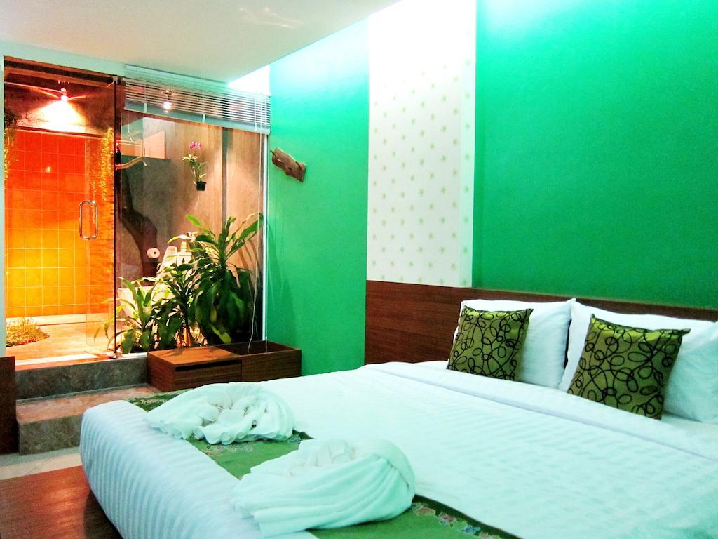 Forest Bungalows & Mama'S Restaurant Chalong Room photo